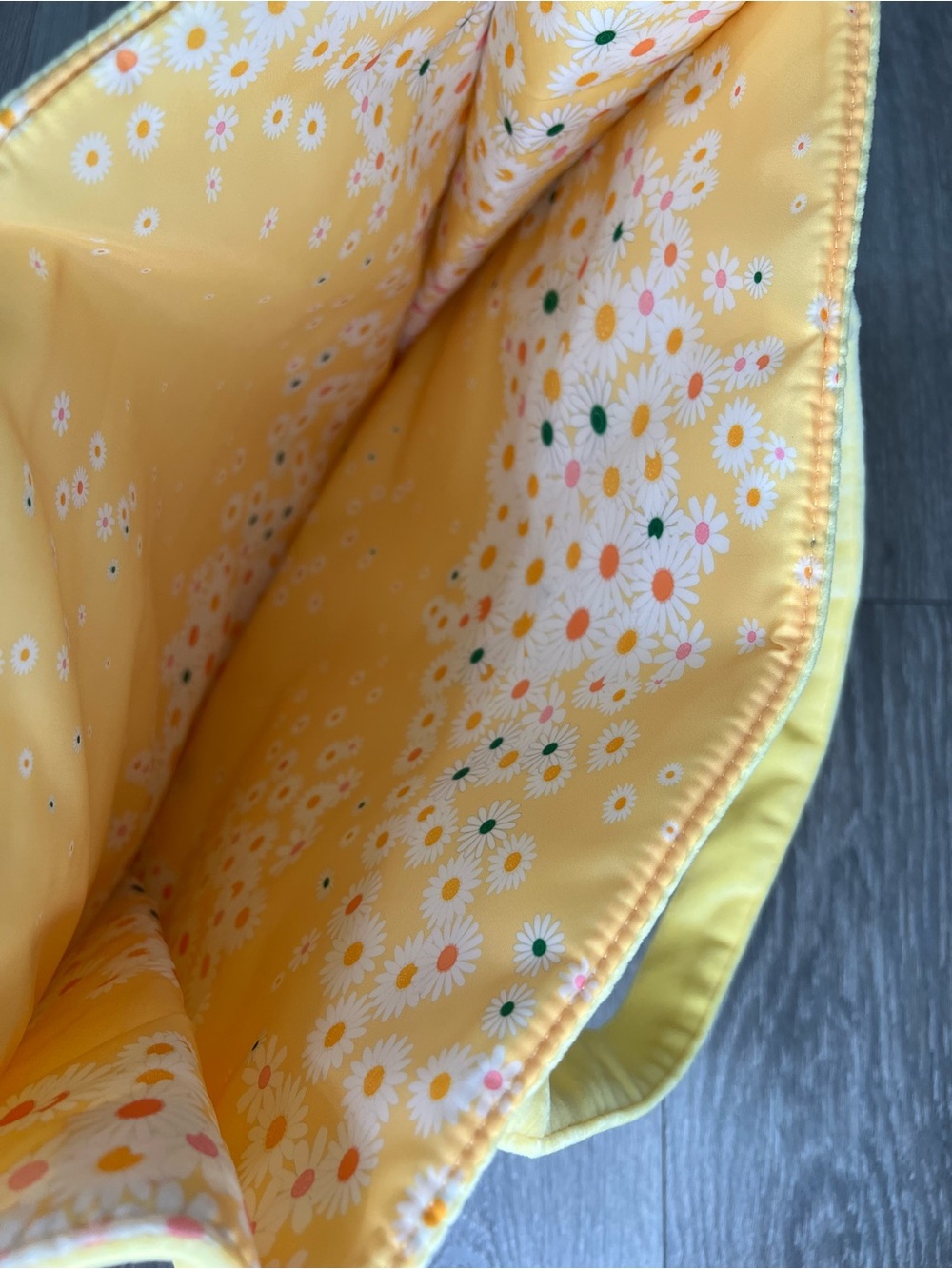 Marc Jacobs Daisy Yellow Quilted Velvet Tote Bag New With Tags 13x13 - Picture 5 of 5